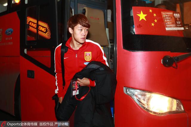 超模妮娜·阿格戴尔、莉莉·奥尔德里奇等大咖级模特现身，庆典上的模特身穿显露自己绝佳身材的服装出场，酥胸外露线条感极强，宛若该杂志封面女郎。