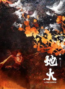 海伦娜先是以一身富有设计感的黑色褶皱衫亮相后，随后在现场换上紫色碎花连衣裙。